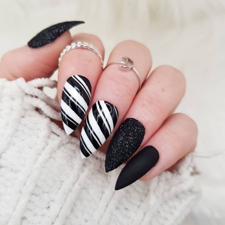 Noir Gold Accent