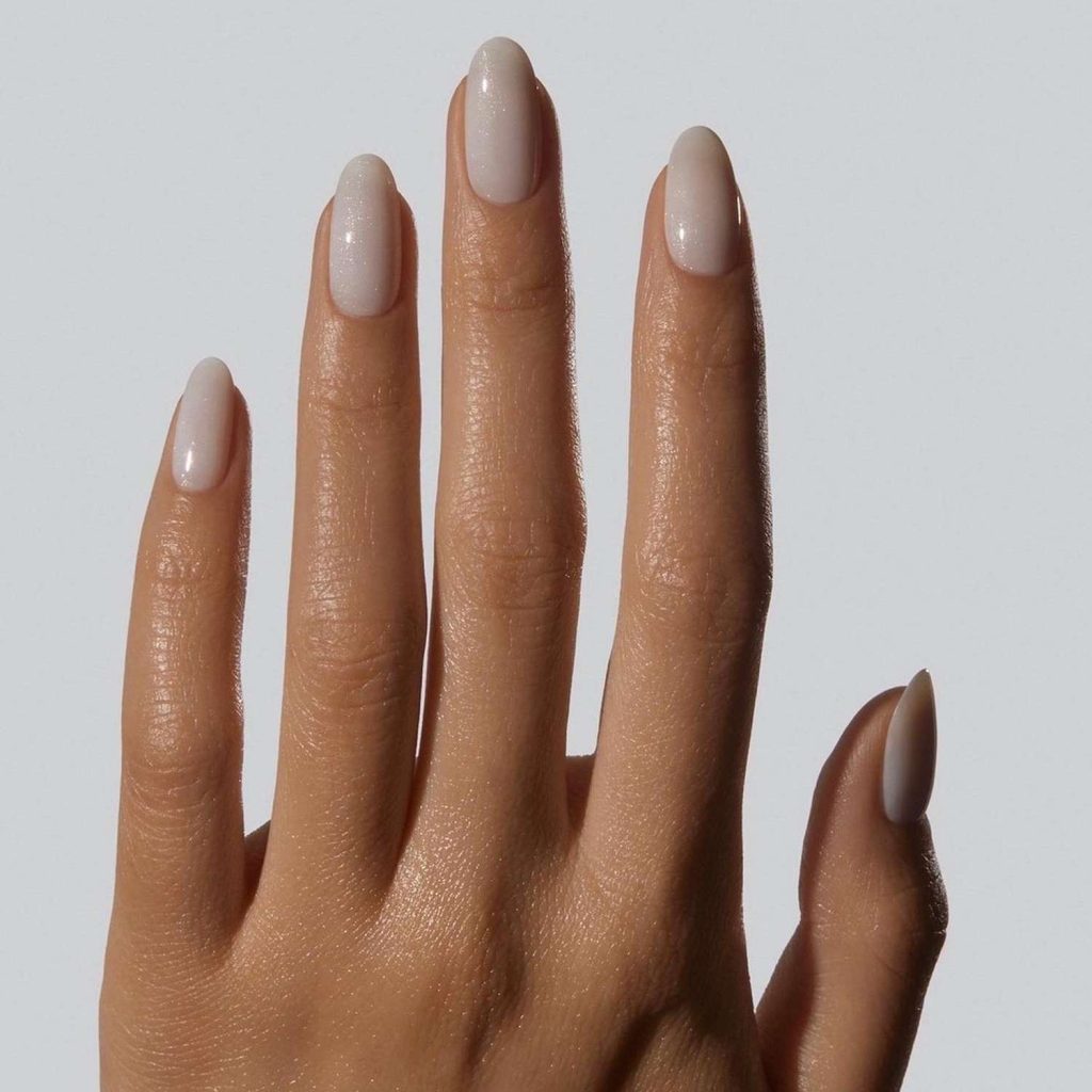 Soft Nude Glow That Makes Your Hands Look Instantly Elegant