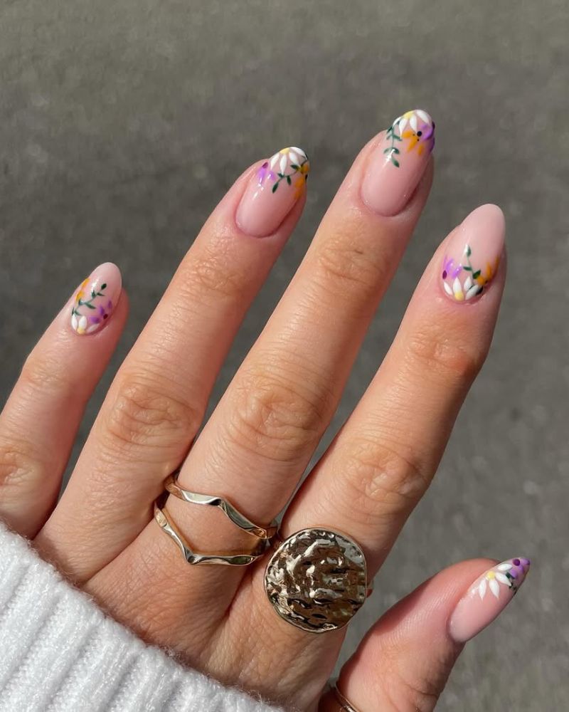 Delicate Daisy Tip Nails That Bloom With Soft Elegance