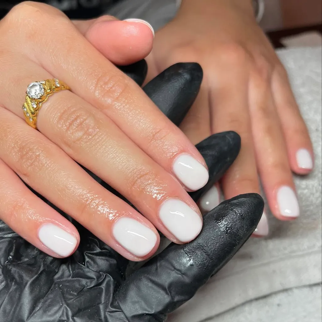 Clean White Nails That Look Neat and Effortless