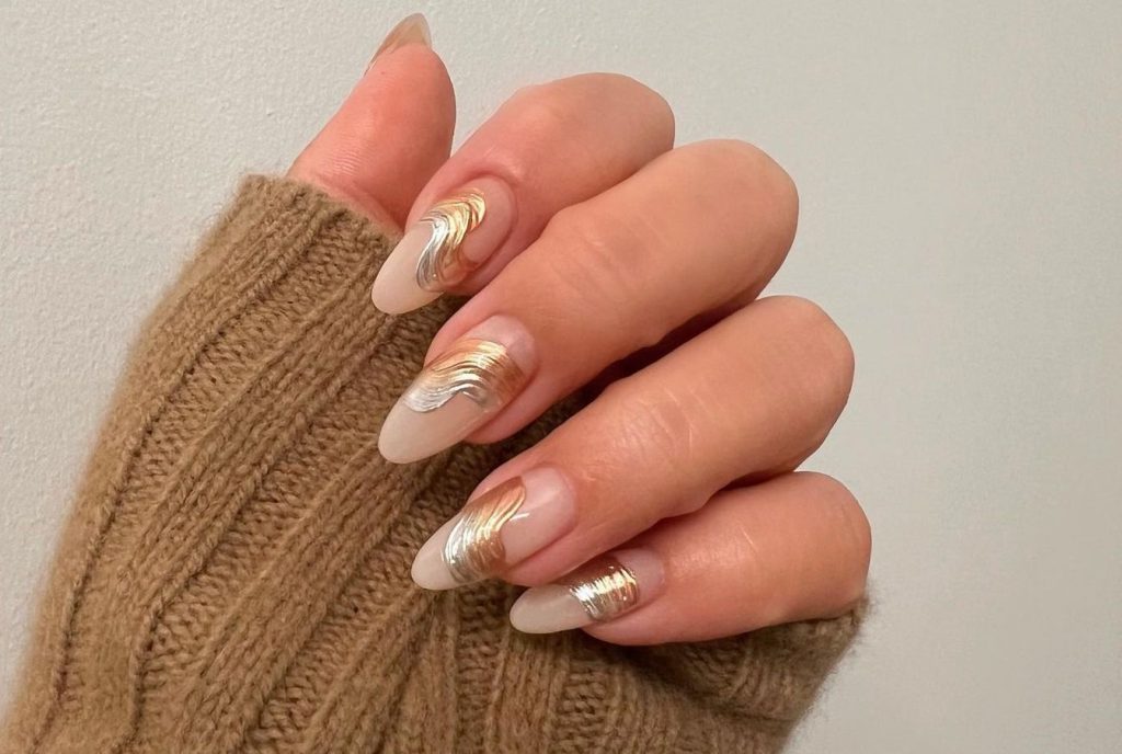 These Gold Wave Nails Give Pure Luxury Vibes Instantly