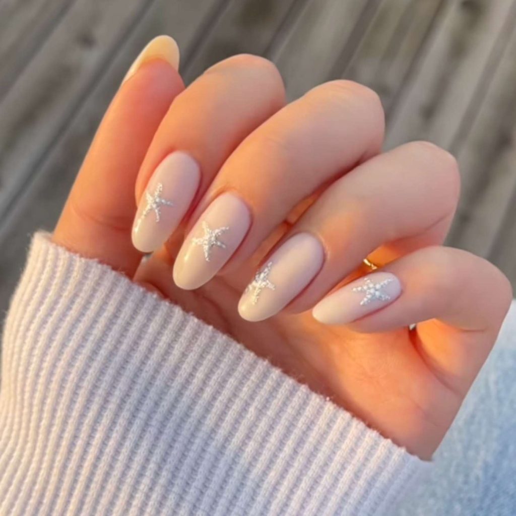 These Minimal Starfish Nails Glow Like a Sunset by the Sea