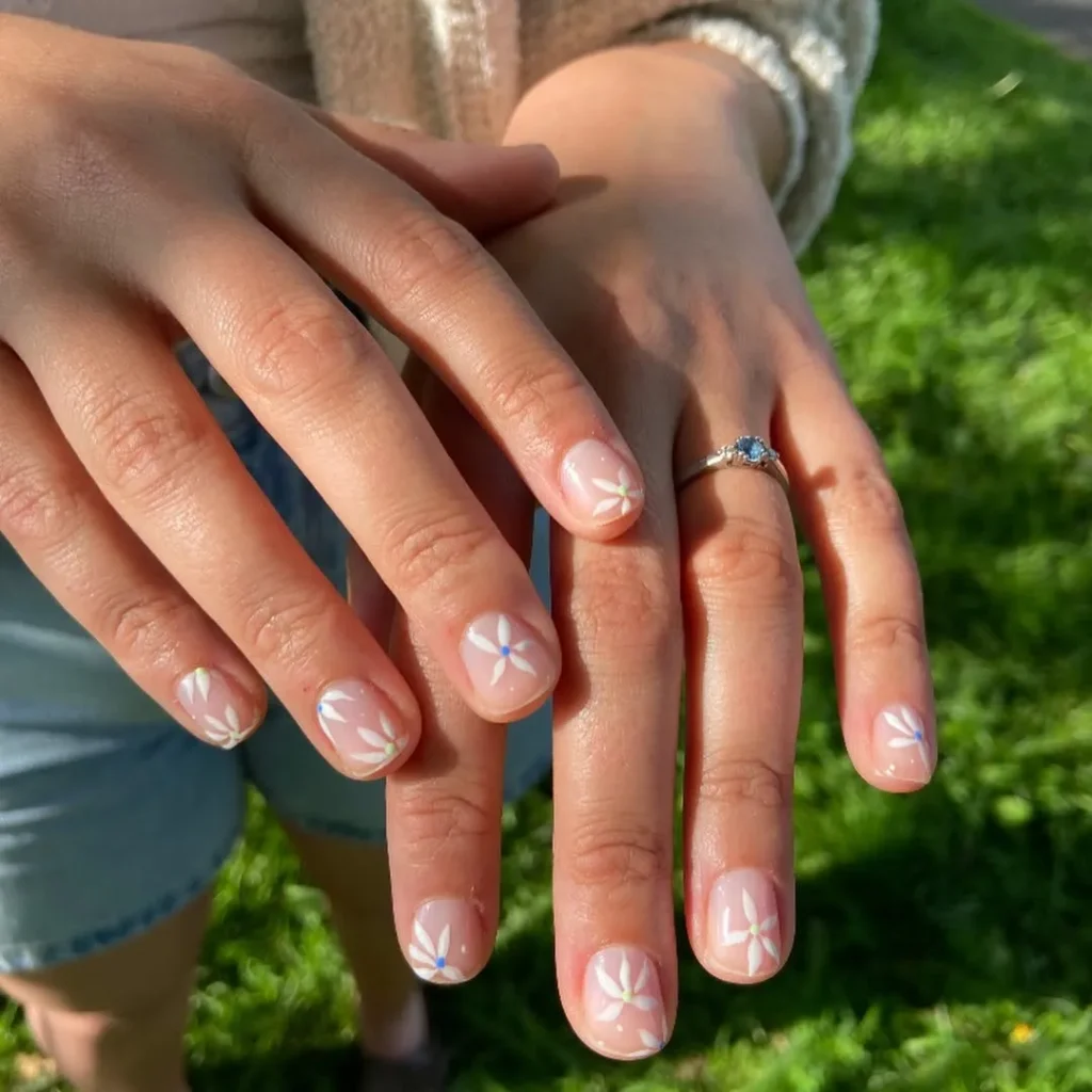 Soft Daisy Shore Nails