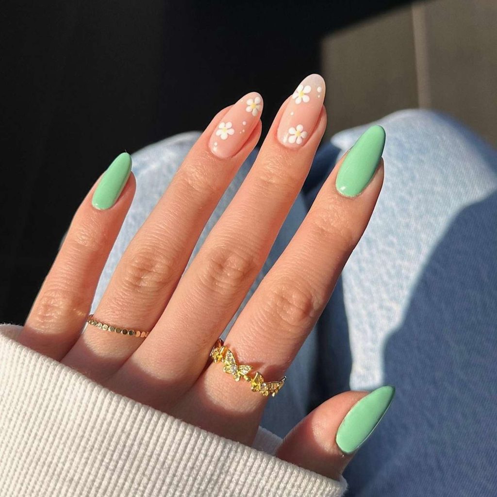 Mint Daisy Accent Nails