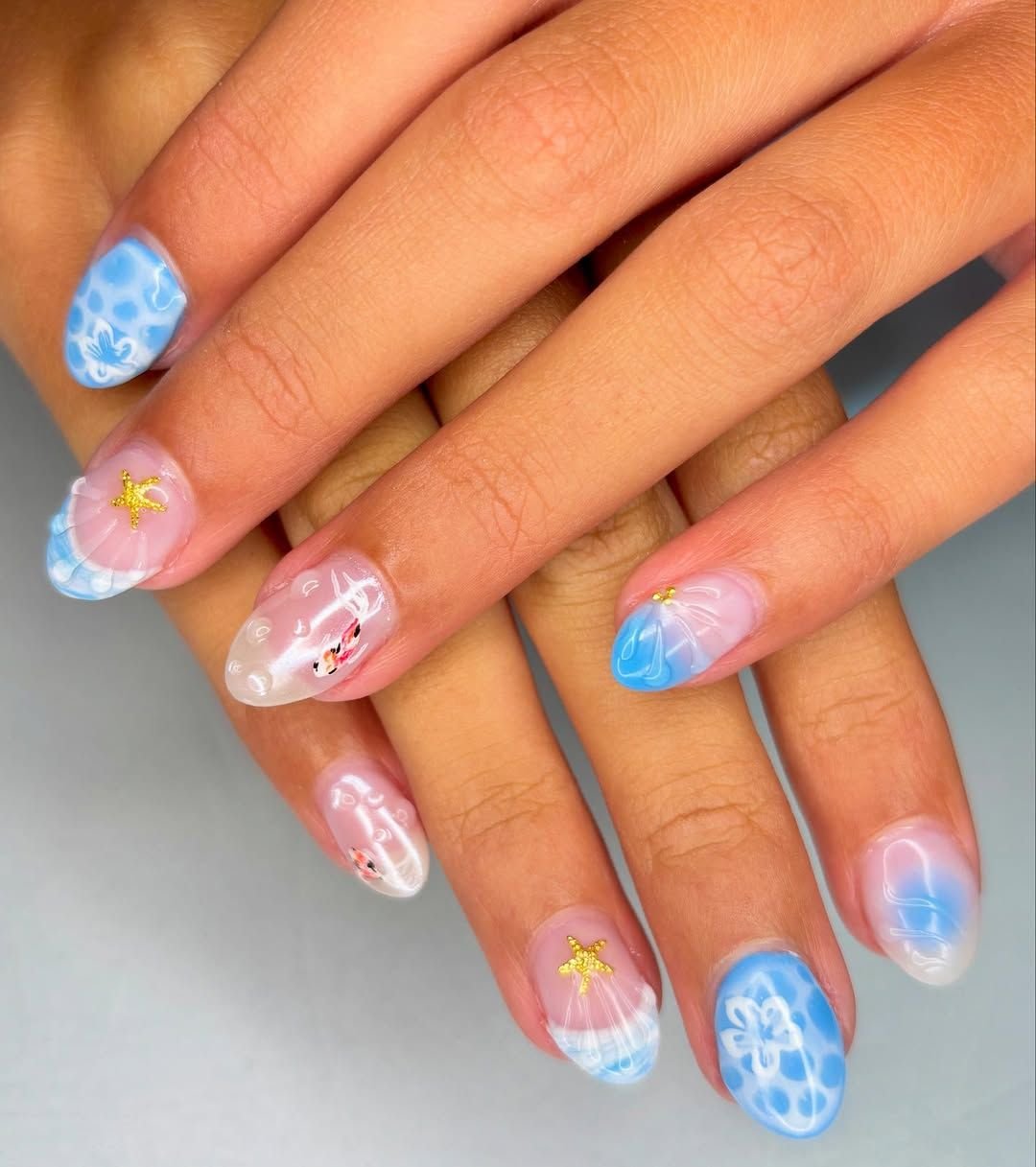 Beautiful short August nail ideas for summer