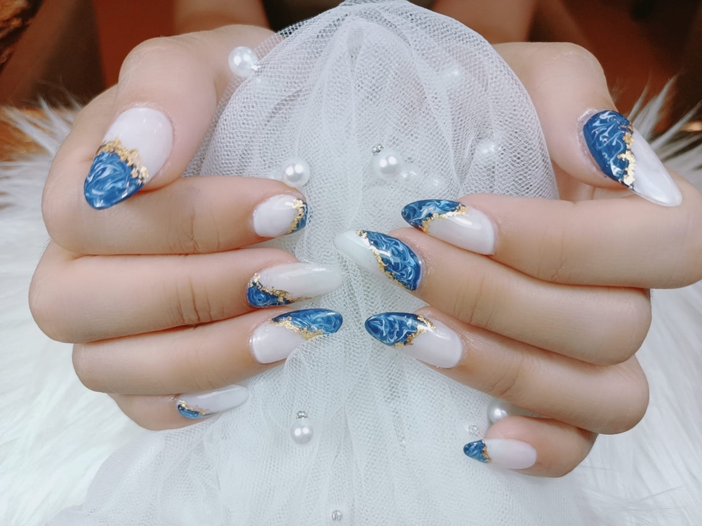 Ocean Marble Meets Golden Elegance in These Classy Beach Nails