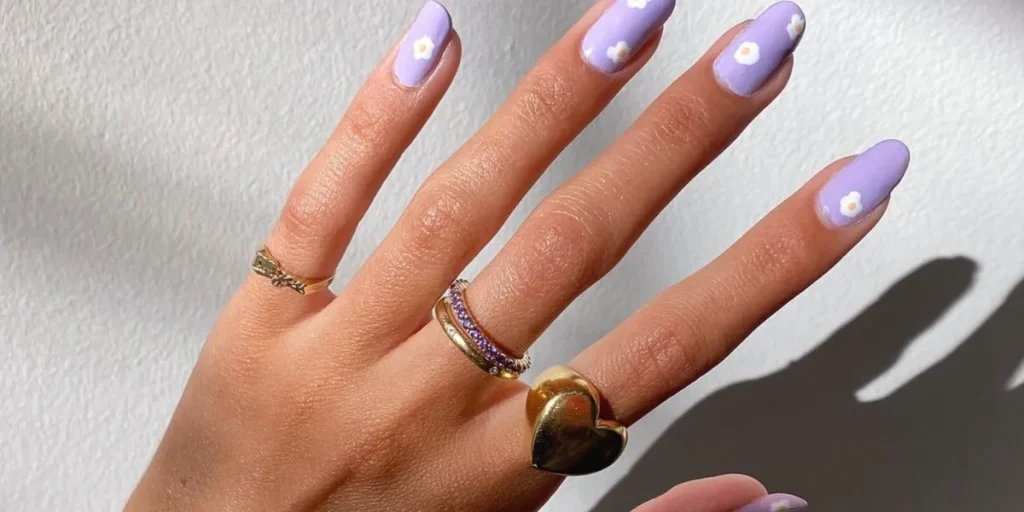 Lilac Daisy Nails Are Soft Spring Goals