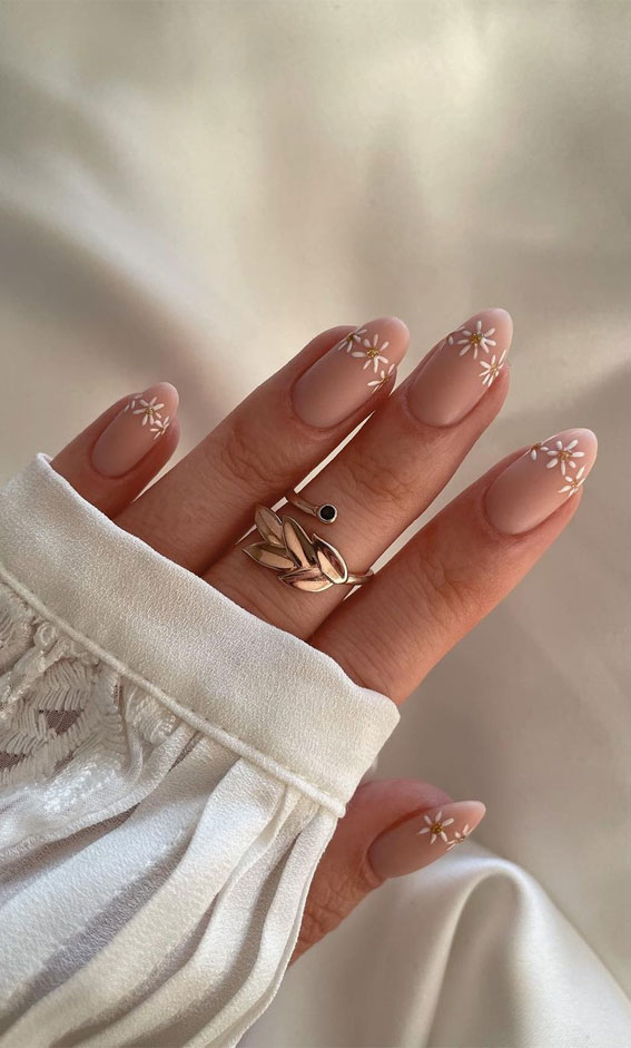 Minimal Daisy Nude Nails