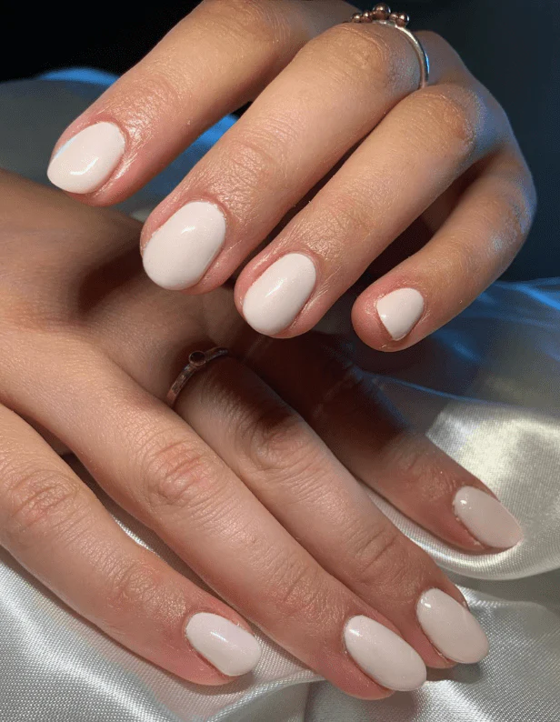 These Milky White Nails Look Clean, Soft, and Effortlessly Chic